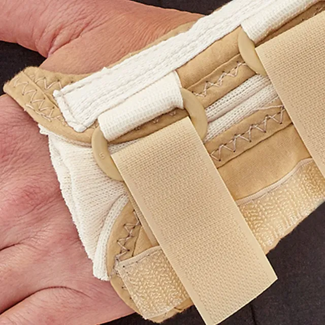 AW C52 Wrist Brace Deluxe Right (Sale)
